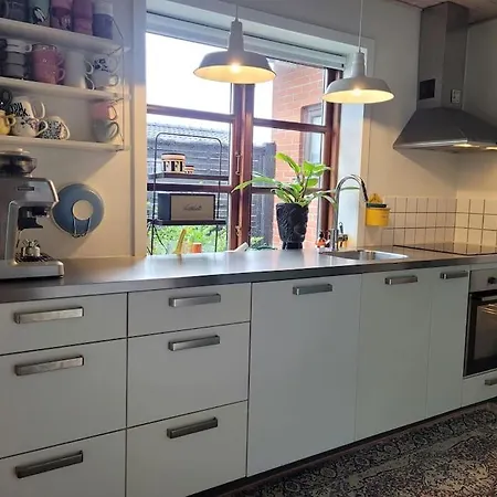 Byhus I Midtby Med Hyggelig Have *